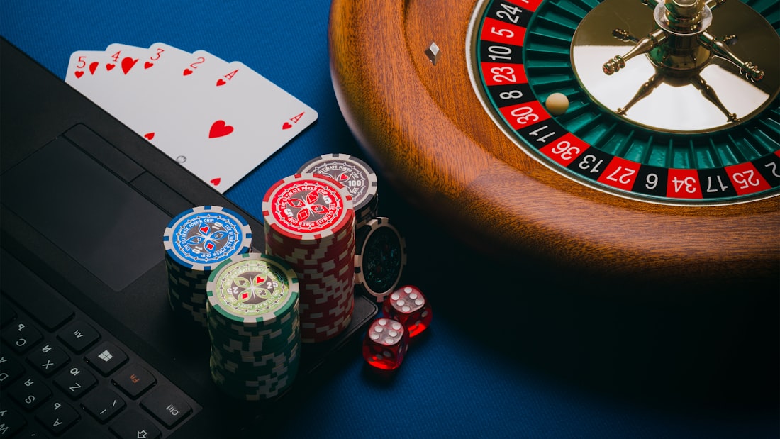 Chip kasino dan roda roulette di atas meja