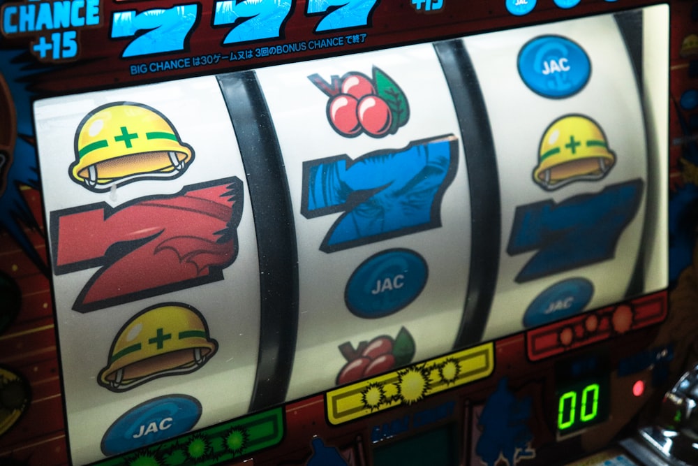 Layar mesin slot menampilkan simbol tujuh keberuntungan